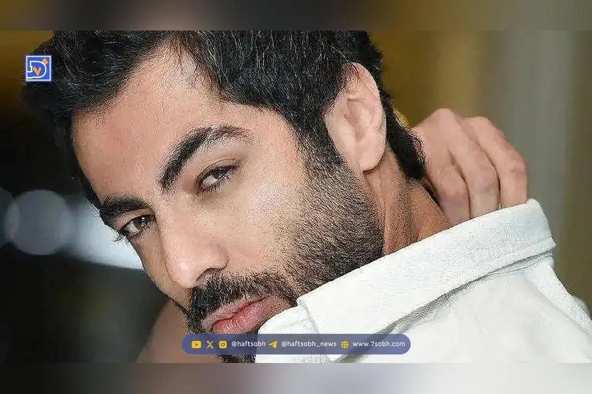 نگاهی متفاوت به دکوراسیون مدرن و هنری منزل نوید پورفرج با مبلمان چرمی، تابلوهای هنری و وسایل خاص