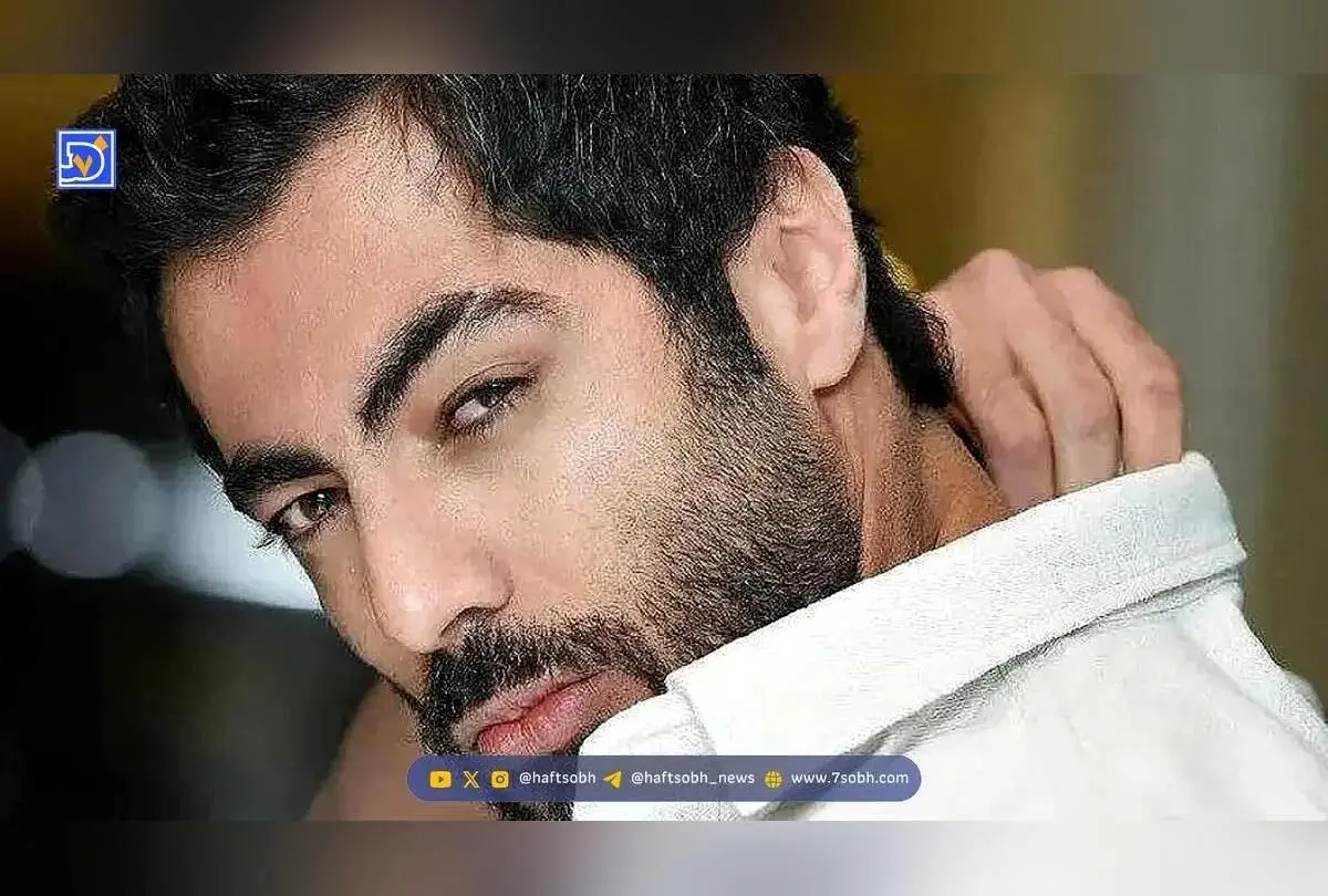 نگاهی متفاوت به دکوراسیون مدرن و هنری منزل نوید پورفرج با مبلمان چرمی، تابلوهای هنری و وسایل خاص