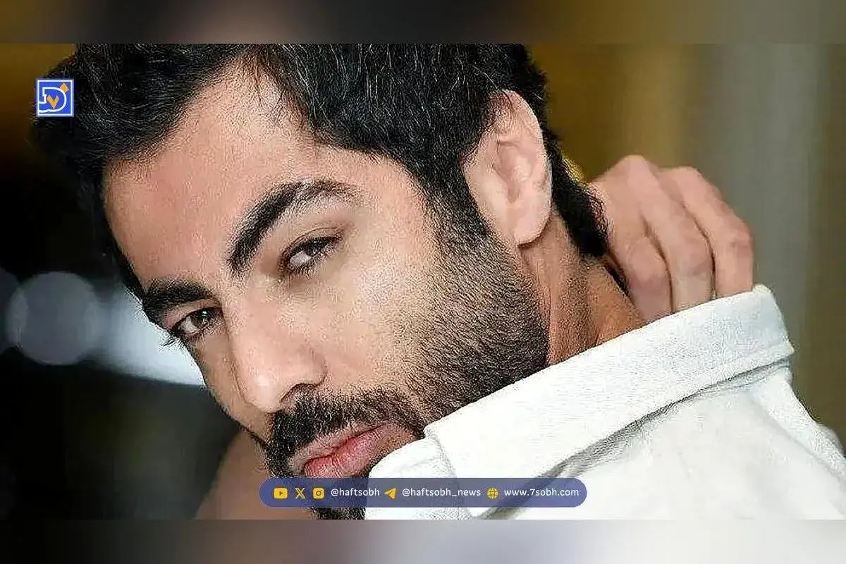 نگاهی متفاوت به دکوراسیون مدرن و هنری منزل نوید پورفرج با مبلمان چرمی، تابلوهای هنری و وسایل خاص