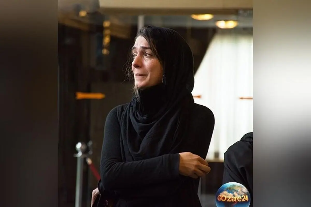 تصاویر غمزده و آشفته امین زندگانی و الیکا عبدالرزاقی در مراسم ختم بازیگر پیشکسوت علی معلم + روحش شاد و یادش گرامی