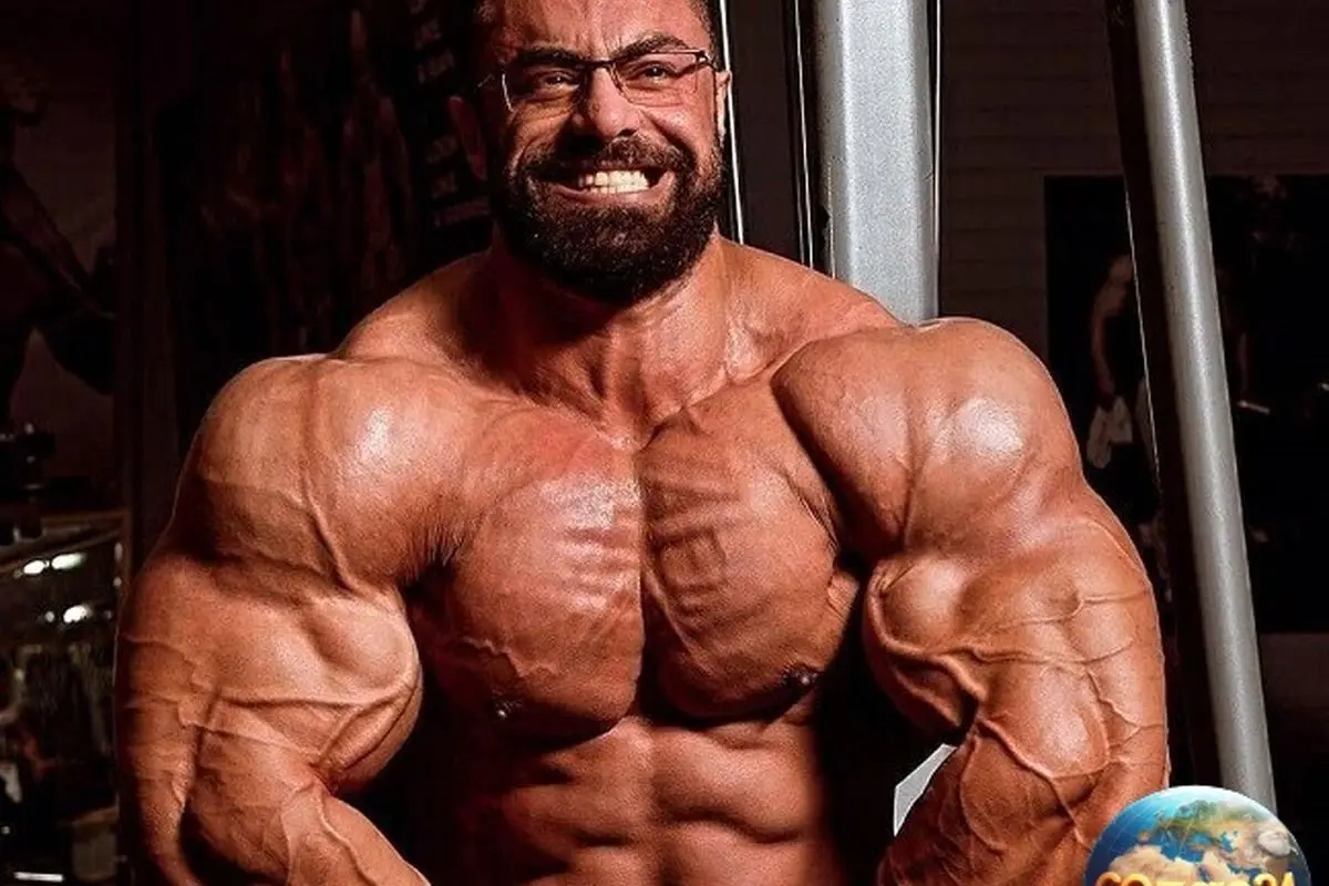 نگاهی به جشن تولد بهروز تابانی غول بدنسازی در خانه اش؛ از کیک شکلاتی و میوههای قاچ شده تا انارهای دون شده و زیتونهای خوشمزه