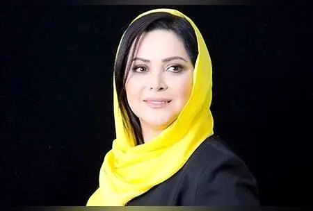 طراحی و دکوراسیون رویایی اتاق خواب خانم کمند امیرسلیمانی با سبک مینیمال و نورگیر بزرگ