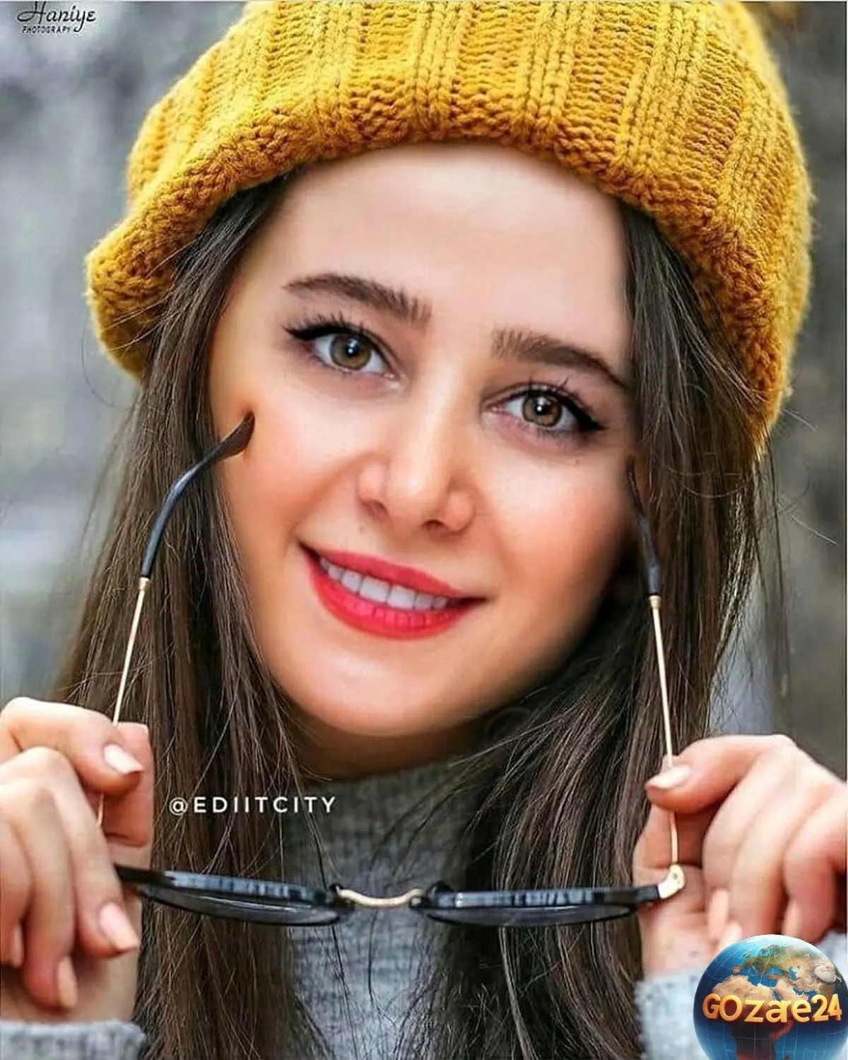 تصویر لاکچری الناز حبیبی و سگش در کنار استخر با ترکیب رنگ زرد کره‌ای و سرمه‌ای، استایل متفاوت و هوشمندانه‌اش را نشان می‌دهد