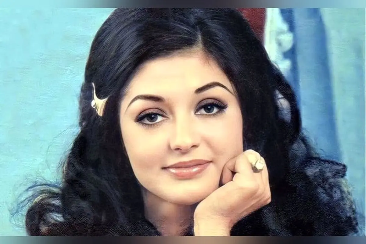 قشنگ‌ترین تابلو فرش جهان در کنار خانم گوگوش: هنر و استایل بی‌نظیر در یک تصویر