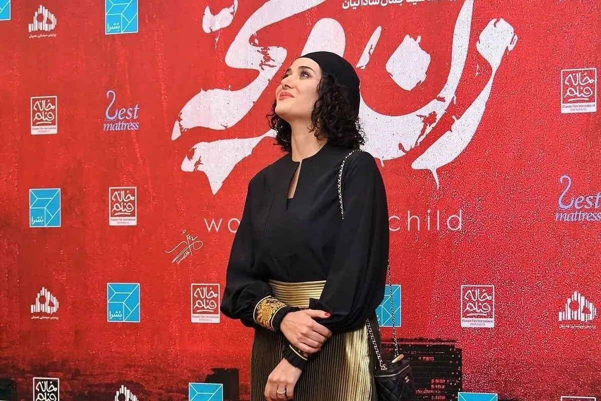 تصاویر دیدنی از حضور پریناز ایزدیار در اکران فیلم «زن و بچه» سعید روستایی با استایل فرفری و دامن طلایی