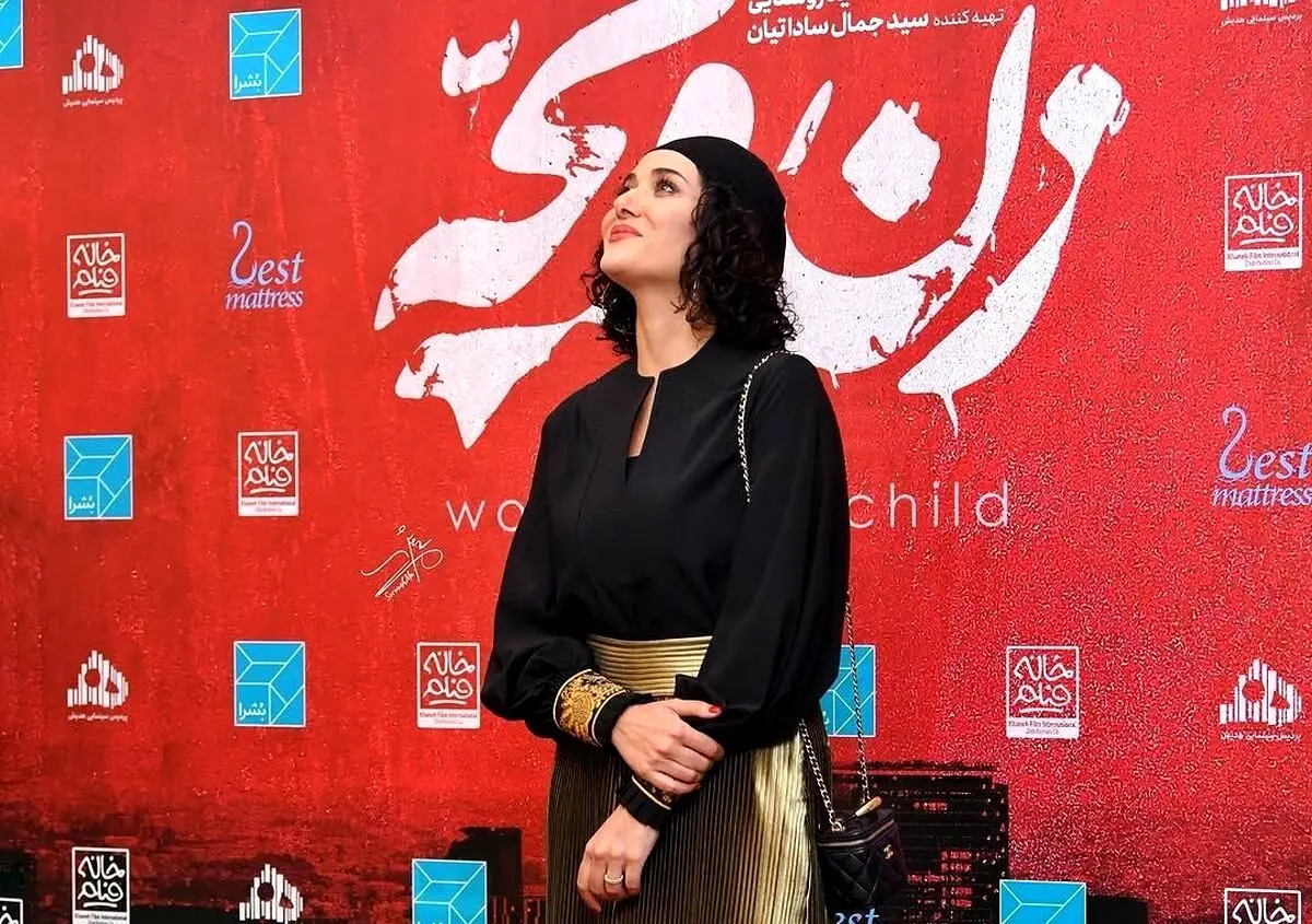 تصاویر دیدنی از حضور پریناز ایزدیار در اکران فیلم «زن و بچه» سعید روستایی با استایل فرفری و دامن طلایی