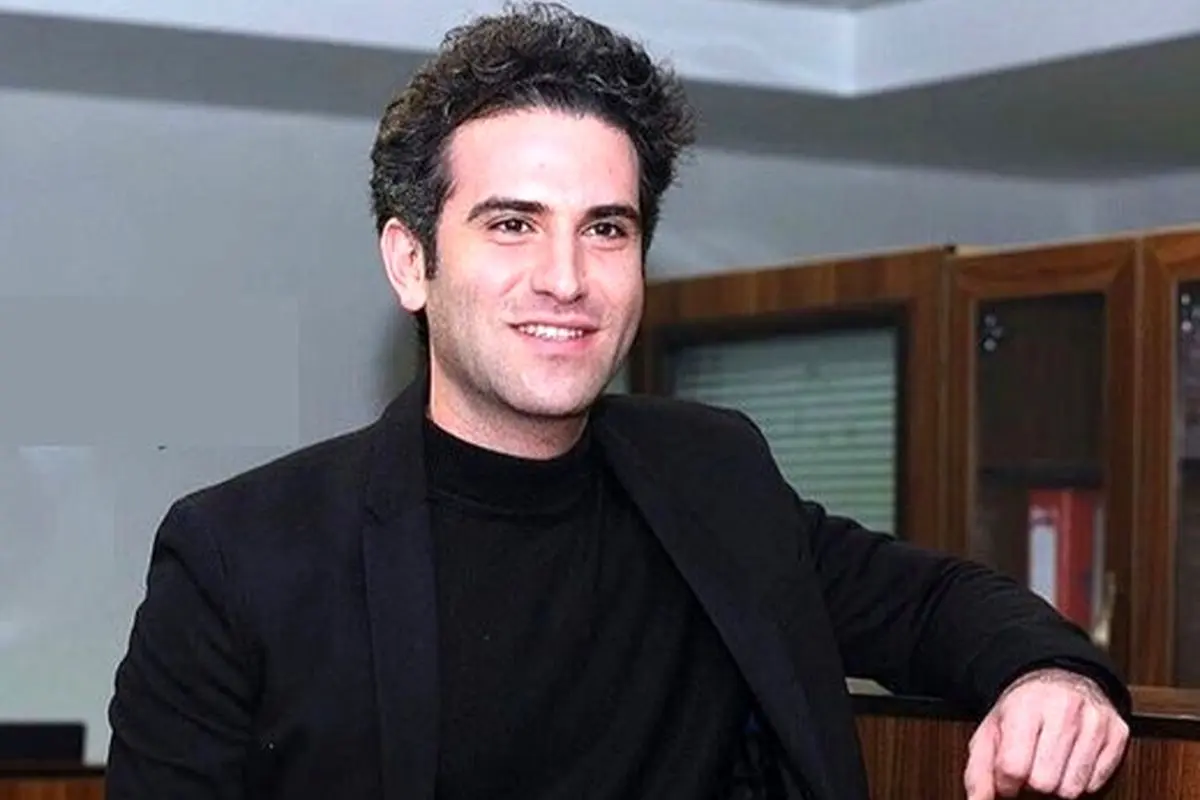 طراحی داخلی خانه مجردی هوتن شکیبا در سریال تاسیان با دیوار کرمی، آباژور زرد و تابلوهای هنری