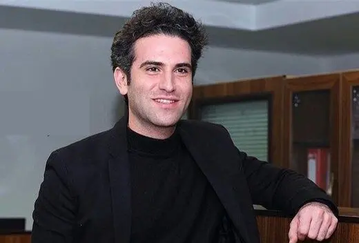 طراحی داخلی خانه مجردی هوتن شکیبا در سریال تاسیان با دیوار کرمی، آباژور زرد و تابلوهای هنری