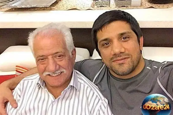 عکس کمتر دیده‌شده از علیرضا دبیر در کنار پدرش در حال خوردن نیمرو و صبحانه ساده در خانه پدری