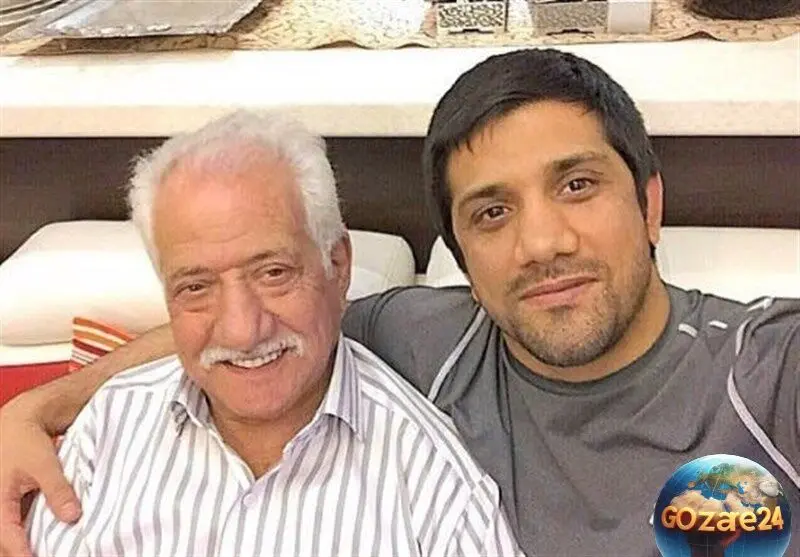 عکس کمتر دیده‌شده از علیرضا دبیر در کنار پدرش در حال خوردن نیمرو و صبحانه ساده در خانه پدری