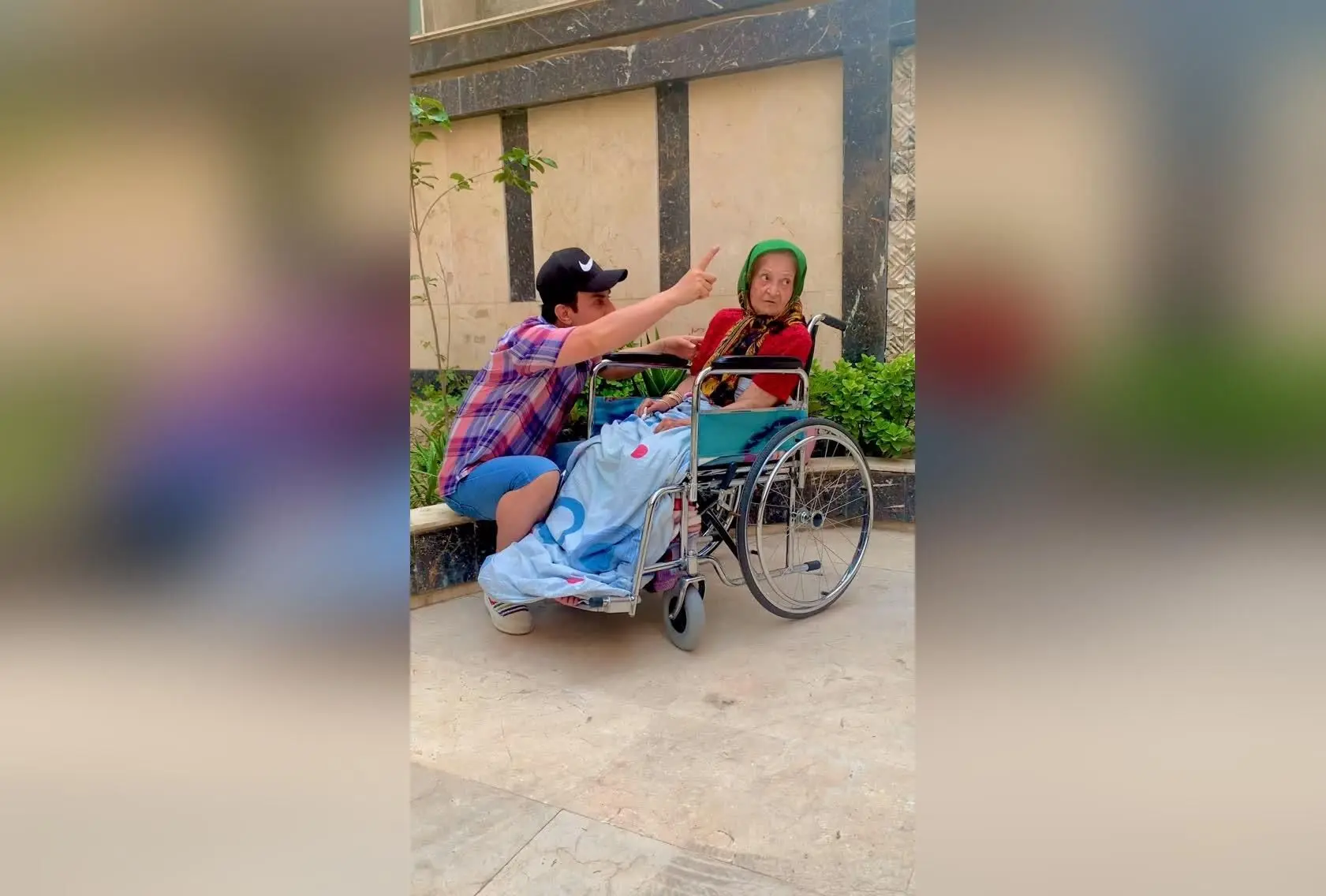عمو پورنگ در کنار همسر و فرزندش: خاطرات تلخ و شیرین زندگی در دوران سخت بیماری و تغییرات زندگی