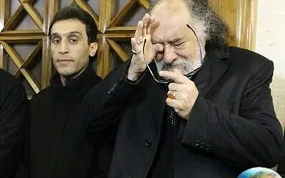 تصاویر غم‌انگیز داریوش ارجمند در مراسم وداع با برادر فقیدش انوشیروان ارجمند + جزئیات و یادبود
