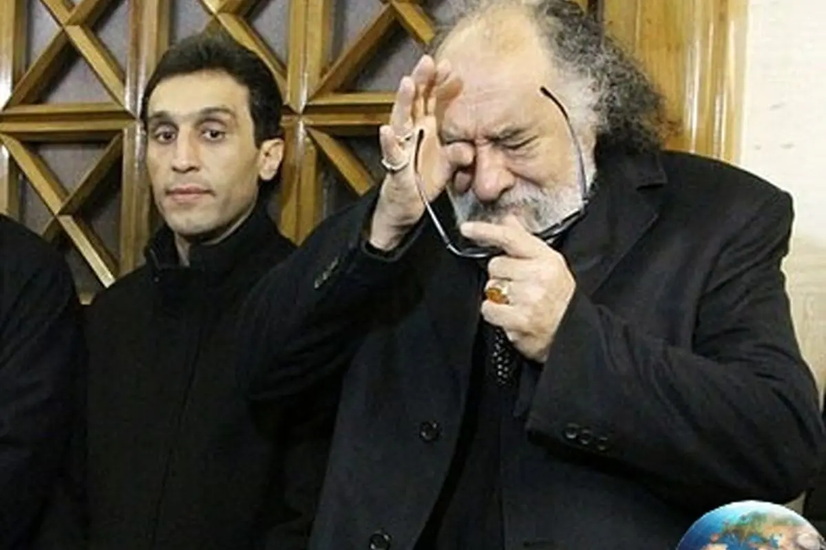 تصاویر غم‌انگیز داریوش ارجمند در مراسم وداع با برادر فقیدش انوشیروان ارجمند + جزئیات و یادبود