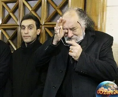 تصاویر غم‌انگیز داریوش ارجمند در مراسم وداع با برادر فقیدش انوشیروان ارجمند + جزئیات و یادبود