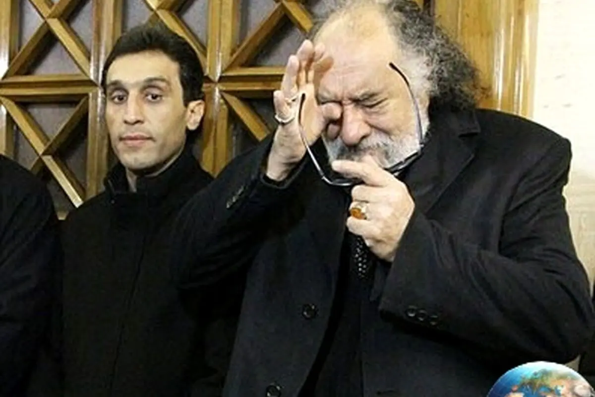 تصاویر غم‌انگیز داریوش ارجمند در مراسم وداع با برادر فقیدش انوشیروان ارجمند + جزئیات و یادبود