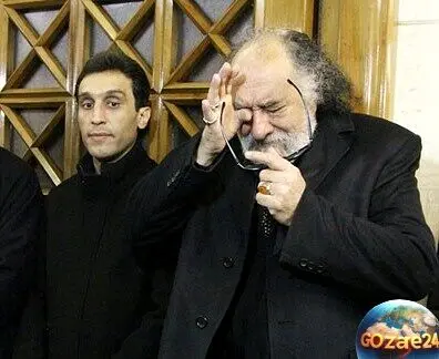 تصاویر غم‌انگیز داریوش ارجمند در مراسم وداع با برادر فقیدش انوشیروان ارجمند + جزئیات و یادبود