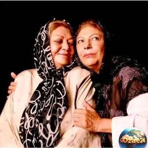 میز عزای لوکس و مجلل مادر ثریا قاسمی با گل گلایول و شمع + عکس | یاد و خاطره‌ای گرامی