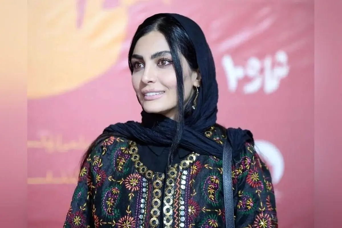 عکس‌های خیالی صحرا خانم در میان گل‌های نیلوفر و خانه‌های شیروانی قرمز؛ تبلوری از زیبایی‌های سنتی و رمانتیک