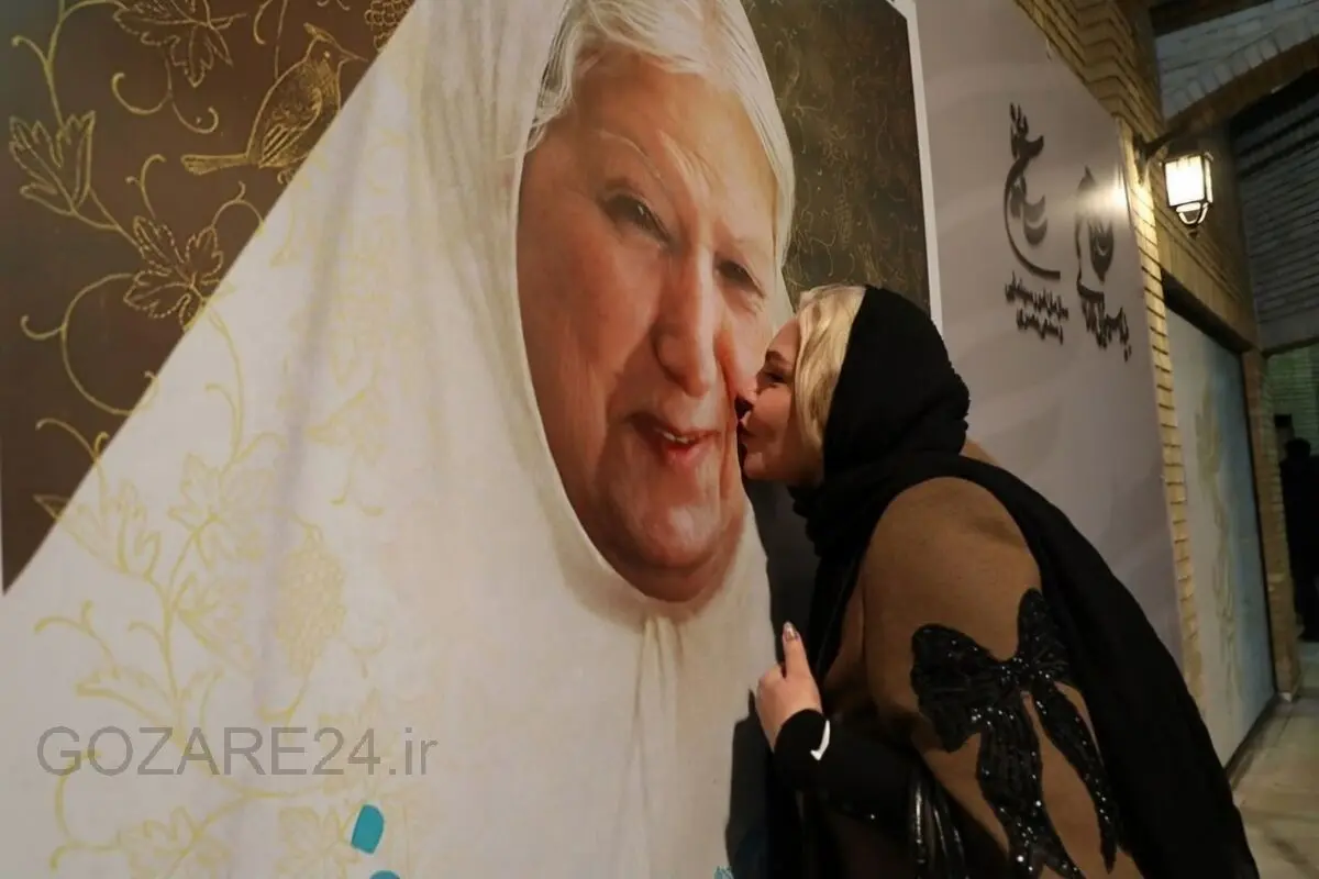 بوسه احساسی افسانه چهره‌آزاد بر تصویر مادربزرگش در جشنواره فجر | ادای احترام به رقیه چهره‌آزاد
