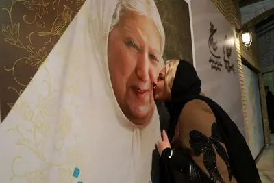 بوسه احساسی افسانه چهره‌آزاد بر تصویر مادربزرگش در جشنواره فجر | ادای احترام به رقیه چهره‌آزاد
