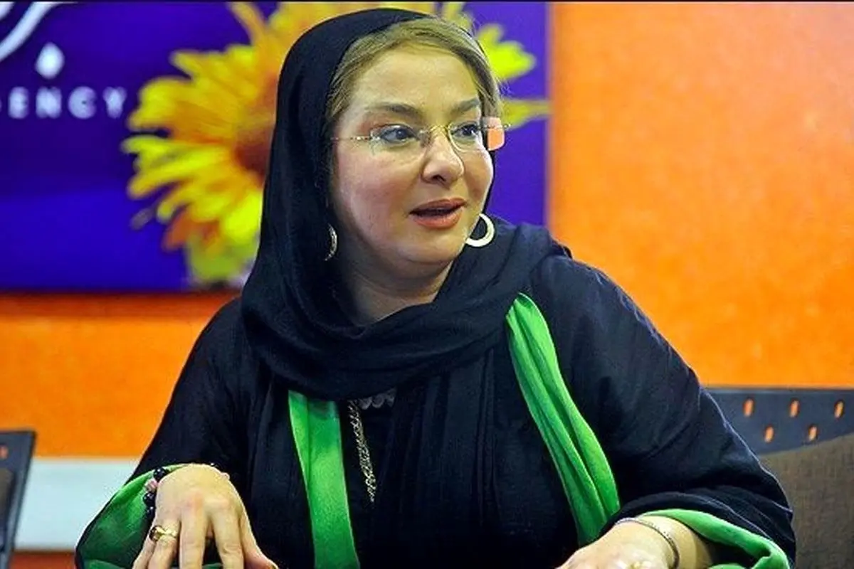 عکس لاکچری و استایل خاص لاله صبوری در کافه لوکس با عینک چند میلیونی؛ فخر فروشی یا انتخاب شخصی؟