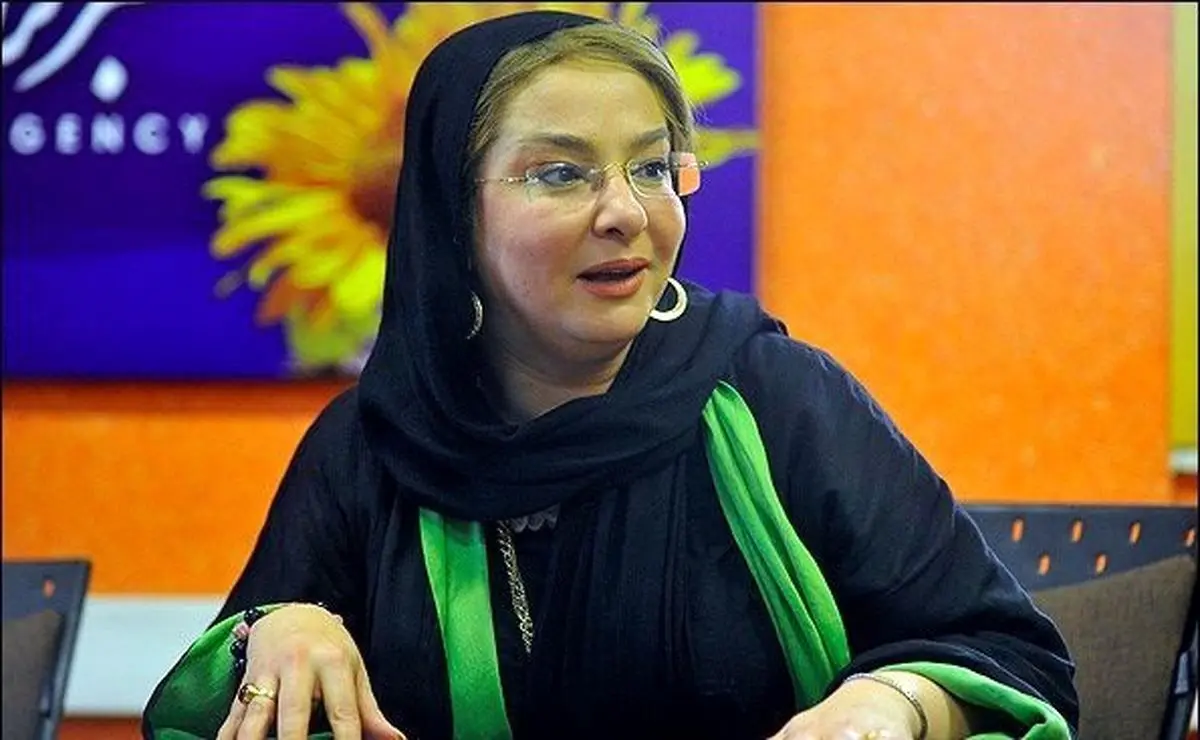 عکس لاکچری و استایل خاص لاله صبوری در کافه لوکس با عینک چند میلیونی؛ فخر فروشی یا انتخاب شخصی؟
