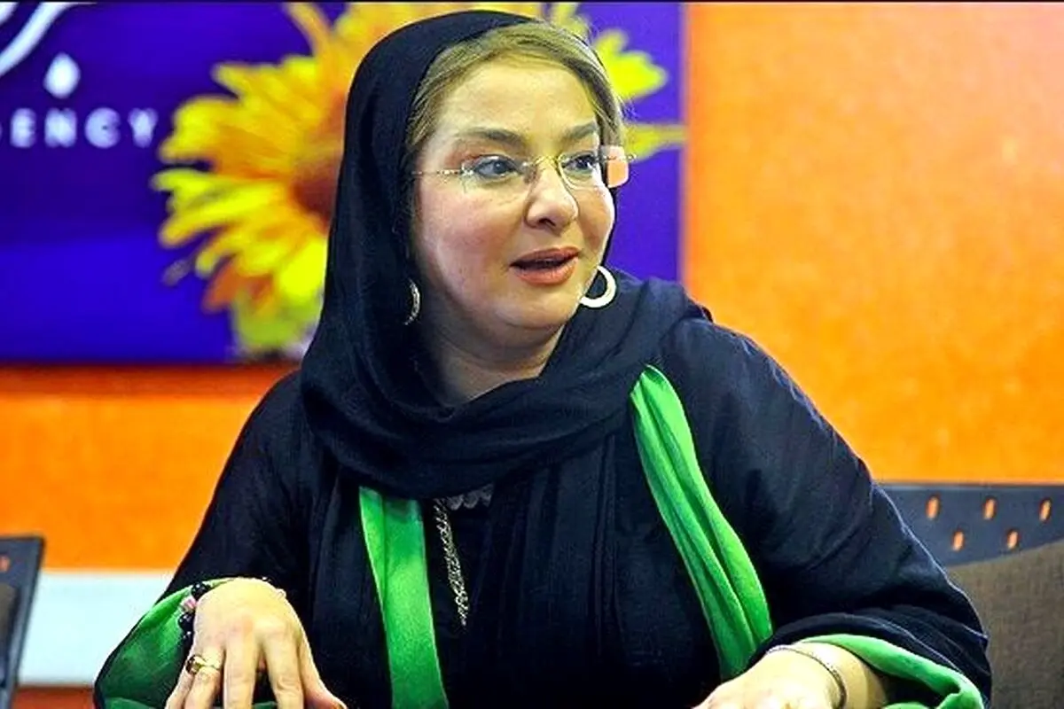 عکس لاکچری و استایل خاص لاله صبوری در کافه لوکس با عینک چند میلیونی؛ فخر فروشی یا انتخاب شخصی؟