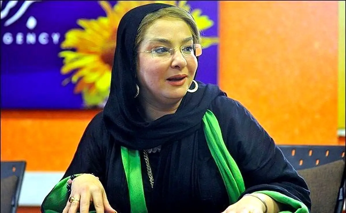 عکس لاکچری و استایل خاص لاله صبوری در کافه لوکس با عینک چند میلیونی؛ فخر فروشی یا انتخاب شخصی؟