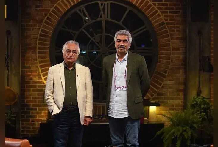 کتابخانه دیواری سروش صحت؛ طراحی مدرن و جذاب که حواس مهمانان را پرت می‌کند