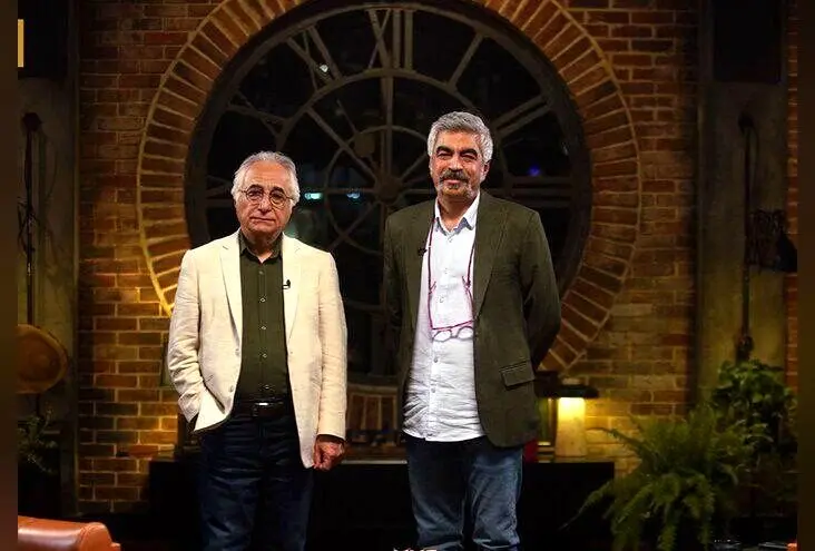 کتابخانه دیواری سروش صحت؛ طراحی مدرن و جذاب که حواس مهمانان را پرت می‌کند