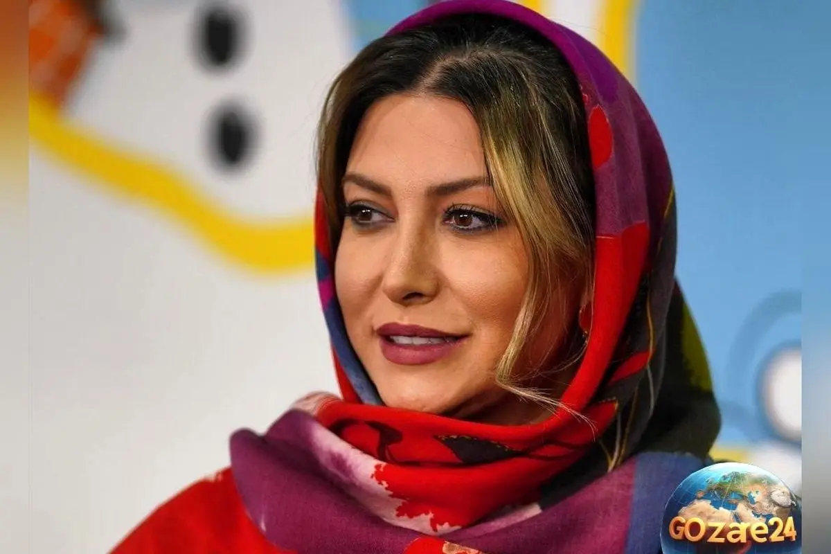ست مانتوی پاییزی طرحدار فریبا نادری با پاپیون مشکی در فستیوال کردستان عراق | استایل نوستالژیک بازیگر ایرانی