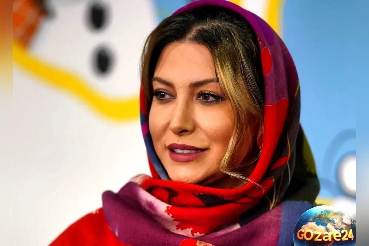ست مانتوی پاییزی طرح‌دار فریبا نادری با پاپیون مشکی در فستیوال کردستان عراق | استایل نوستالژیک بازیگر ایرانی