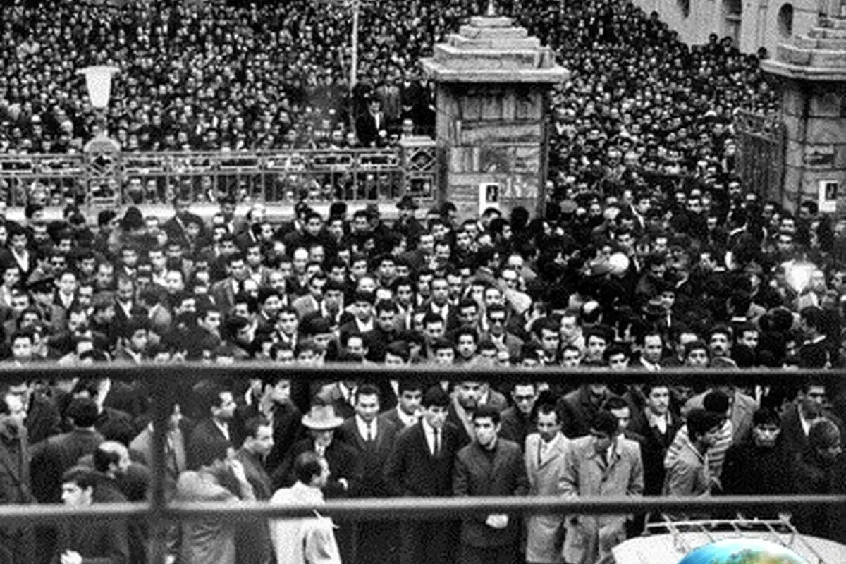 10 مراسم تشییع باشکوه و خاطره‌انگیز چهره‌های سرشناس ایران؛ از خسرو شکیبایی تا فروغ فرخزاد