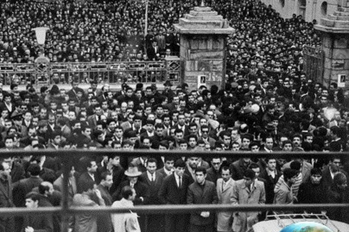 10 مراسم تشییع باشکوه و خاطره‌انگیز چهره‌های سرشناس ایران؛ از خسرو شکیبایی تا فروغ فرخزاد