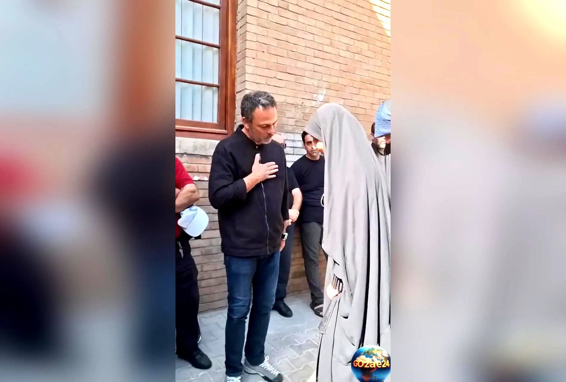 حسین یاری با احترام ویژه به دختر سردار سلیمانی در مراسم خاکسپاری محمد کاسبی + ویدیو