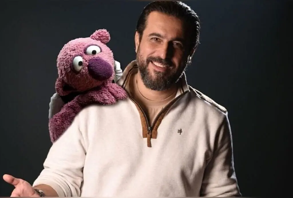 دکوراسیون جذاب و پرانرژی برنامه جدید محسن کیایی و جناب‌خان در شبکه نسیم؛ طراحی مدرن و گل‌آرایی‌های چشم‌نواز برای جذب مخاطب