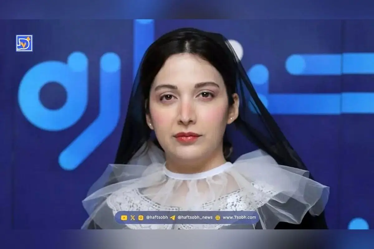 استایل یلدایی جسورانه روشنک گرامی با جوراب‌شلواری قرمز و کلاه قلاب‌بافی