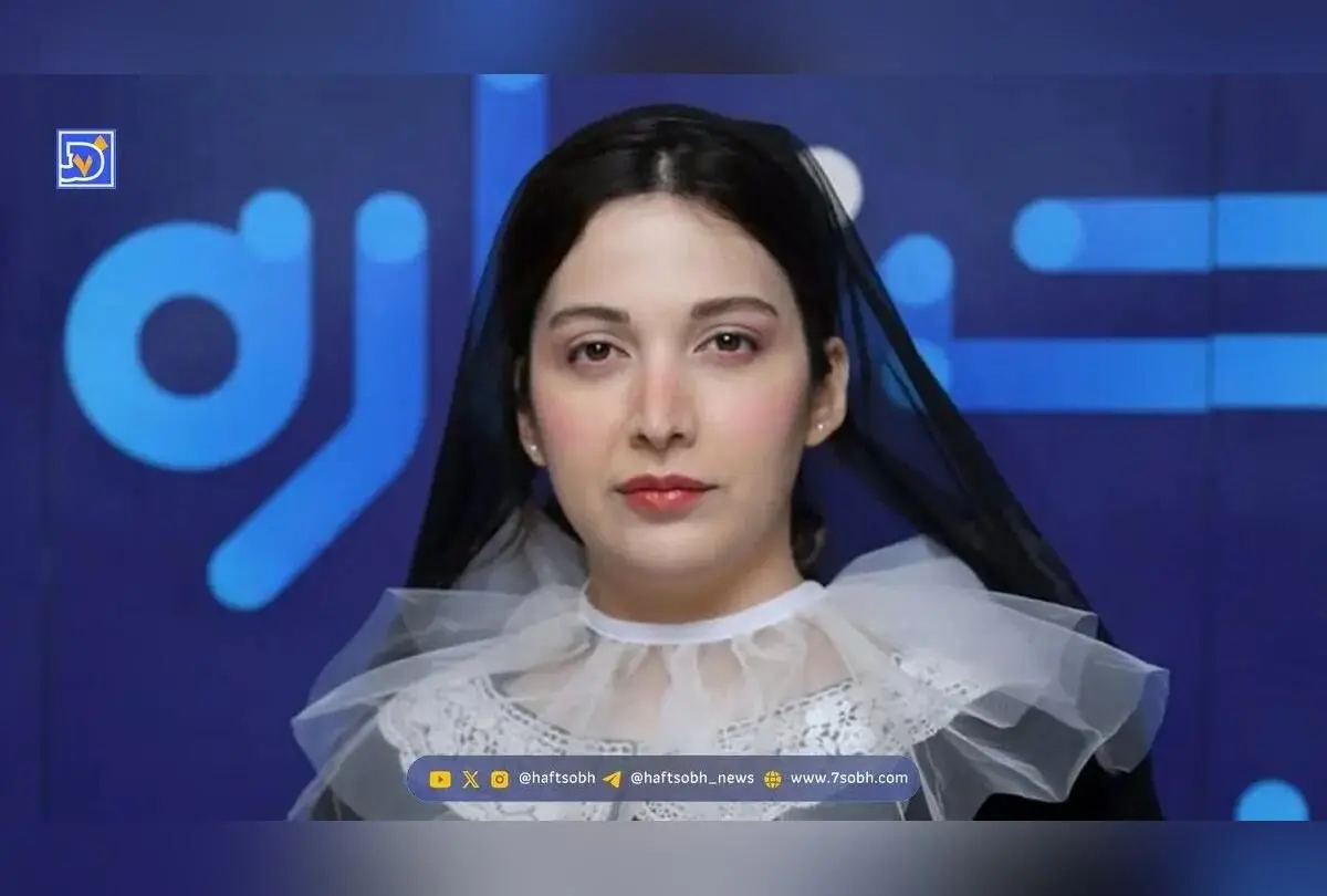 استایل یلدایی جسورانه روشنک گرامی با جوراب‌شلواری قرمز و کلاه قلاب‌بافی