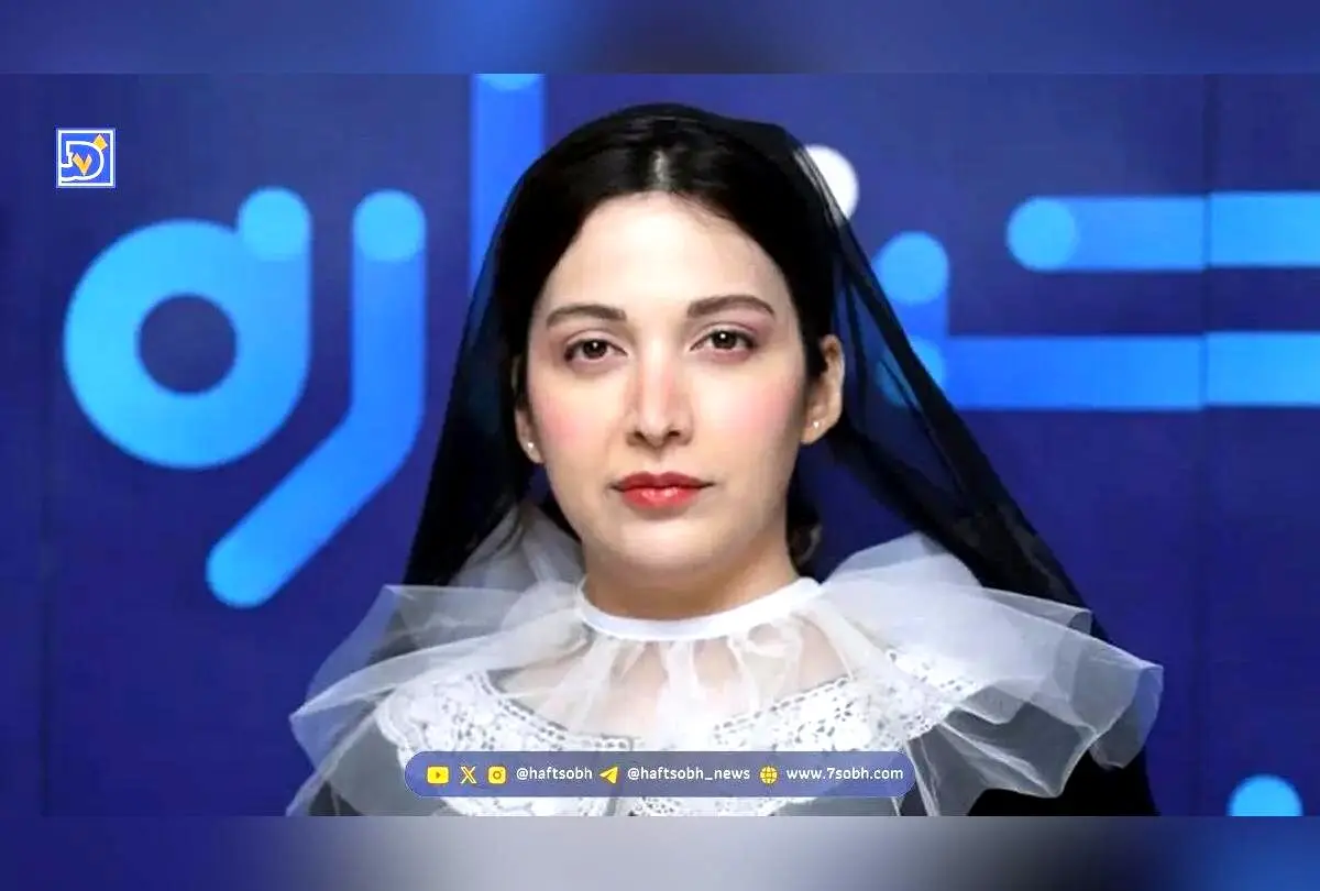 استایل یلدایی جسورانه روشنک گرامی با جوراب‌شلواری قرمز و کلاه قلاب‌بافی