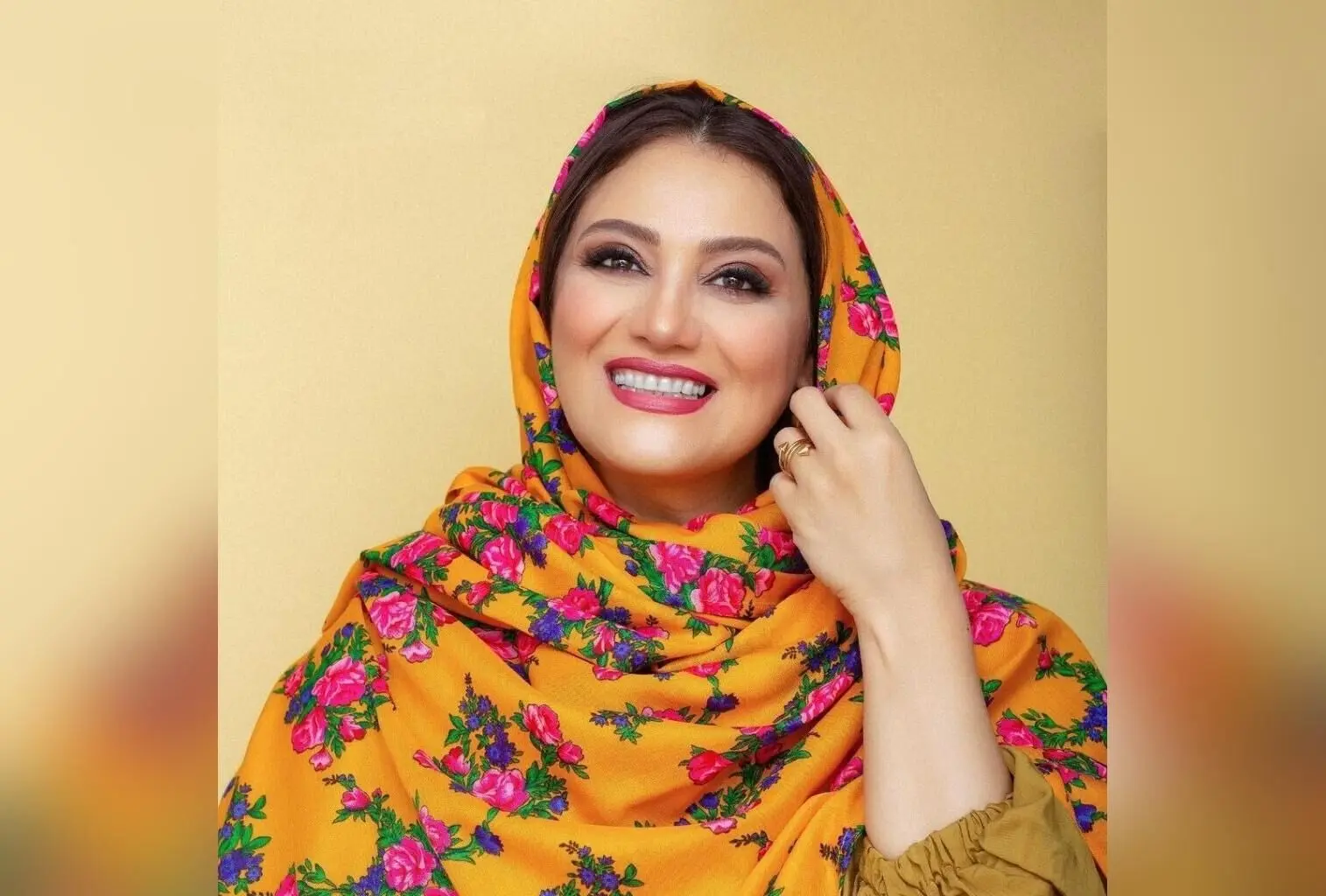 شبنم مقدمی در کنار درب سبز رنگ؛ نماد آرامش و استایل منحصر به فرد در دنیای هنر و طراحی داخلی