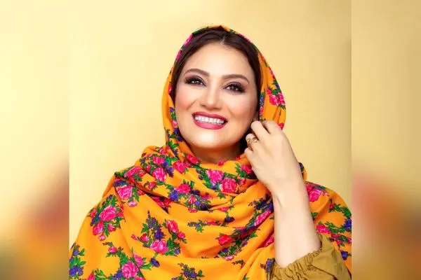 شبنم مقدمی در کنار درب سبز رنگ؛ نماد آرامش و استایل منحصر به فرد در دنیای هنر و طراحی داخلی