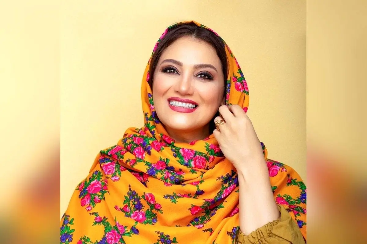 شبنم مقدمی در کنار درب سبز رنگ؛ نماد آرامش و استایل منحصر به فرد در دنیای هنر و طراحی داخلی