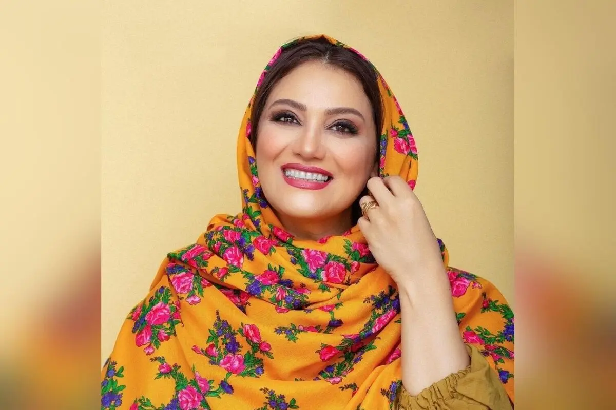 شبنم مقدمی در کنار درب سبز رنگ؛ نماد آرامش و استایل منحصر به فرد در دنیای هنر و طراحی داخلی