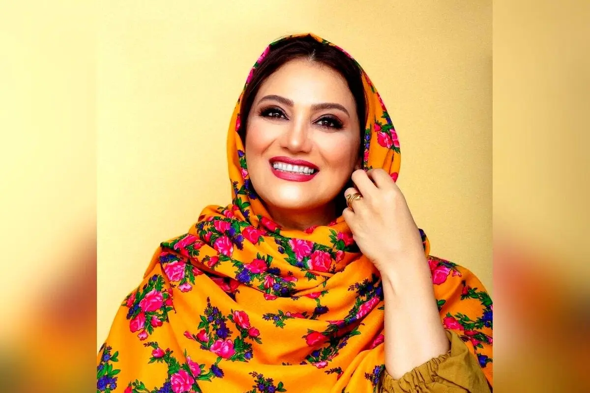 شبنم مقدمی در کنار درب سبز رنگ؛ نماد آرامش و استایل منحصر به فرد در دنیای هنر و طراحی داخلی