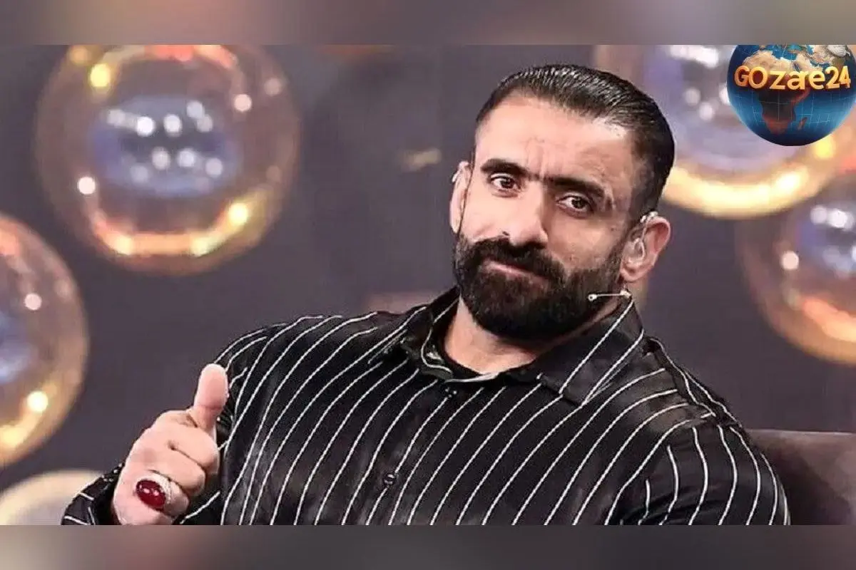 تصویر خنده‌دار و خلاقانه از مردی که با تقلید فیگور هادی چوپان در مناطق محروم، تمرینات بدنسازی را به سبک خاص انجام می‌دهد