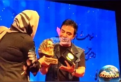 اهدای مجسمه مادر عمو پورنگ به داریوش فرضیایی در جشنواره سلامت + دعای پیمان طالبی برای سلامتی او