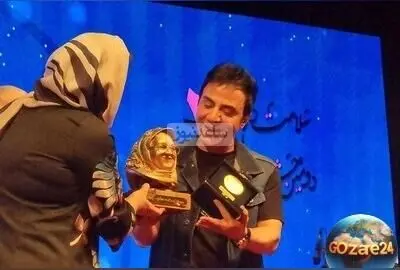 اهدای مجسمه مادر عمو پورنگ به داریوش فرضیایی در جشنواره سلامت + دعای پیمان طالبی برای سلامتی او