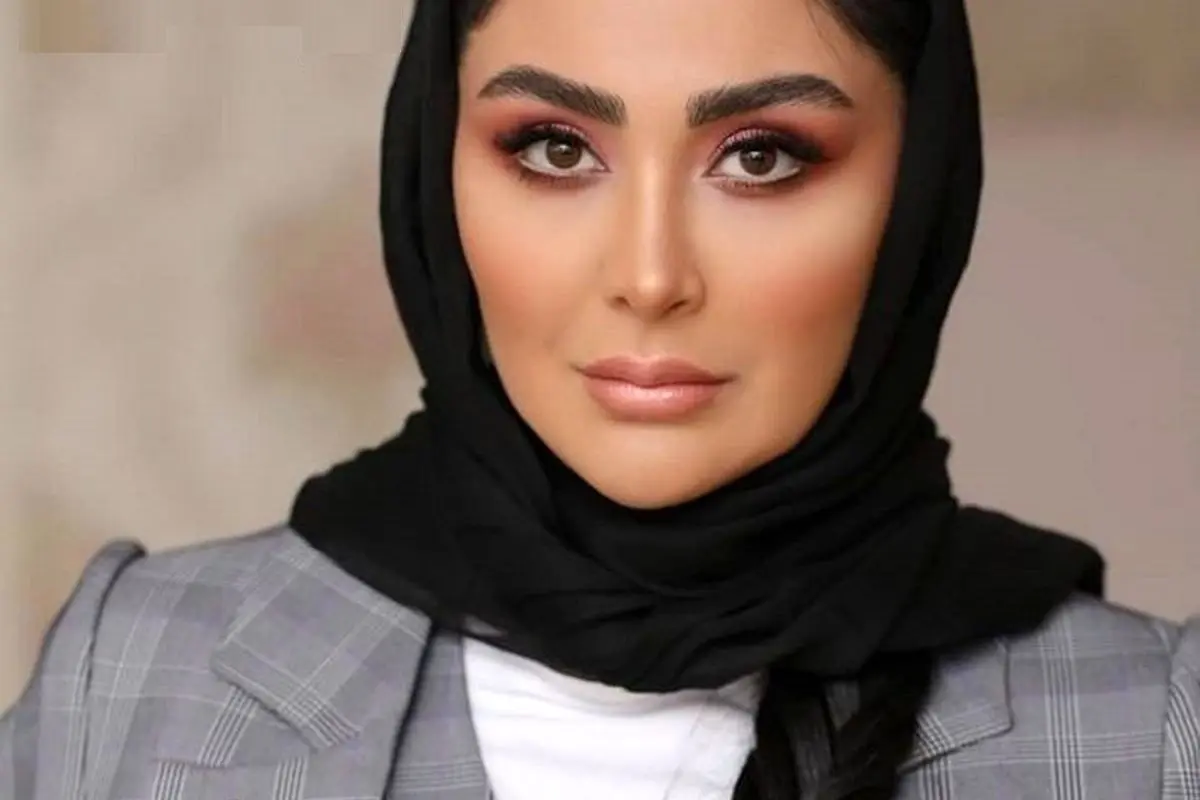 مریم معصومی در حیاط ویلای لاکچری با گل‌های زر سفید و هوای گرم هندونه خوردن لحظه‌ای خوش را سپری می‌کند