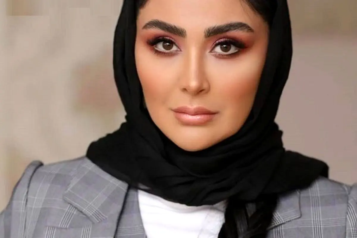 مریم معصومی در حیاط ویلای لاکچری با گل‌های زر سفید و هوای گرم هندونه خوردن لحظه‌ای خوش را سپری می‌کند