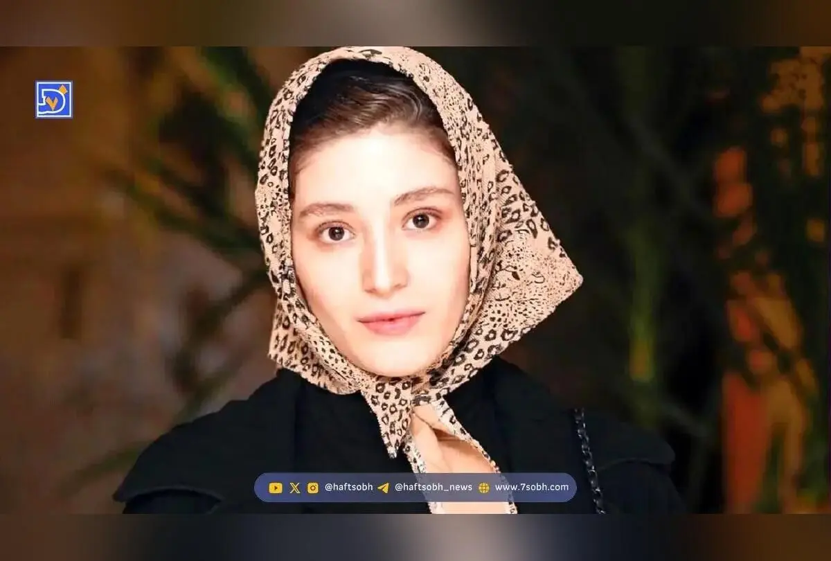 استایل جنجالی و متفاوت فرشته حسینی در توکیو؛ پوشیدن پانچوی چرمی و شال خز با طرح پوست گاو